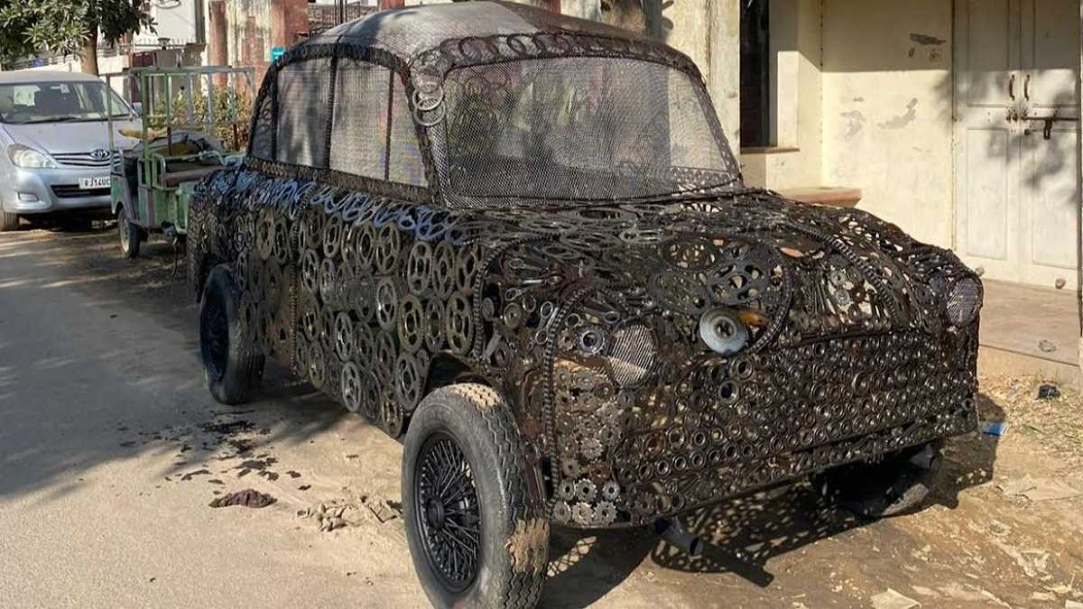 ऑटो एक्सपो में स्क्रैप से बनी गाडियों को देखने के लिए उमड़ी भीड़